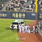 홍창기 부상에 충격 빠진 서울<b>LG</b> 더그아웃...오스틴은 수훈 선수...