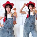 안유진 “귀여움 끝판왕”…레드 햇+데님 오버롤 카우걸룩 완성