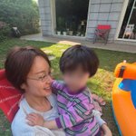 이혼’ 황정음, 2층 단독 주택 마당에서 아들과 일상…<b>미소</b> 가득