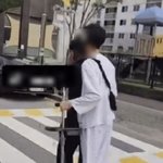 전동킥보드 2명탑승에 운전자 전화 뒤에 탄사람은 병원복에  링거ㅋㅋ