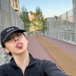 “야구장 덮은 시크+장난美”…김지석 이주명, 아침 <b>햇살</b> 아래→파격...