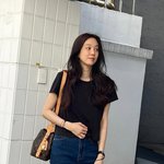 정려원, 명품백 메고 동네 <b>산책</b>‥44세로 안 보이는 미모