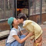 이시영 '<b>리틀</b> 백종원'과 이혼 후 떠났다..아들과 다정한 입맞춤