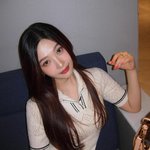 “프렌치 무드+청초미 폭발”…크러쉬 조이, 새하얀 니트룩→봄밤 설렘...