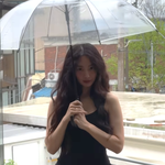 김우빈' 신민아, '황후 미모' 무슨 일…우산 하나로 또 레전드...