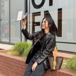 “블랙 가죽과 시선 압도”…홍<b>화연</b>, 봄빛 도시→독보적 아우라 전환