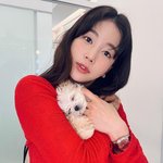 “강렬한 레드+따스한 품”…기은세, 새 반려견→봄날 눈빛에 서린...