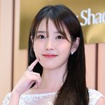 아이유, 영앤리치의 생일…'2억' 기부·뷔와 '한끼 42만원' 목격담...