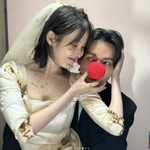 웨딩네컷 난리났던 뷔x아이유, 붙었다 하면 온오프 뒤집어지는 투샷...