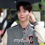 '<b>우산</b> 쓴 관식이' 박보검, 미모도 착장도 완벽 '폭싹 빠졌수다'...