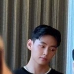 그러니까 뷔가 다음 달에 <b>전역</b>하면 이 얼굴이라는거지?