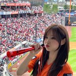 [드루와] “야구장 오렌지빛 물결”…<b>츄</b>, 응원 열기 속→봄날 완벽...