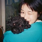 “심쿵 <b>미소</b>+블루 감성”…김향기, 반려견 품에→따스한 봄날 시선...