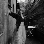 나나, 선명한 복근 드러내며 하늘을 날 듯이...[<b>SNS</b>]