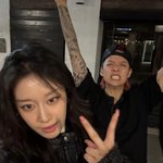  온 팔에 문신 휘감은 f(x) <b>엠버</b>와 이렇게 절친했나…자유분방