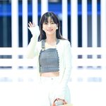 [사진]기은세 <b>공항</b>패션, '반짝반짝 빛나는'
