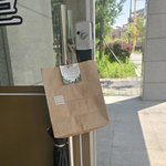 가게 앞에서 비 피하는 여학생에게 '우산' 쥐어 보낸 부동산 사장님...