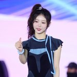 아일릿 <b>모카</b>, 손가락 부상…“무대 참여하나 보호장비 착용”