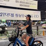 김희선, 강남서 <b>핫팬츠</b> 입고 자전거 타다 포착‥20대 같은 각선미