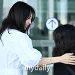 [<b>MD</b>포토] 신민아 '팬 다독이는 아름다운 손'