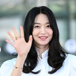 [<b>MD</b>포토] 신민아 '눈부신 손인사'