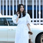 [<b>MD</b>포토] 신민아 '공항을 밝히는 순백의 패션'