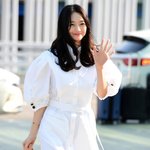 신민아의 공항패션은? 퍼프<b>소매</b>의 화이트셔츠 원피스에 허리끈이 강조된...