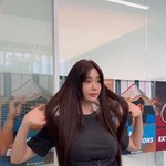 클라라, <b>붙임</b>머리 후 리즈 경신..개미허리 돋보이는 탄탄한 몸매