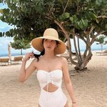 휴가지서 수영복 뭐 입나 보니...화이트 오프숄더로 뽐낸 <b>늘씬</b> 몸매