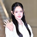 [현장포토] "인형이 쳐다보네"…<b>이솔</b>, 순백의 소녀