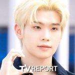 제<b>베원</b> 김태래, 대선 앞두고 '손가락 두 개'…파란색 폰으로 센스...