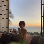 “두 아이 엄마 맞아?”…정아, 백리스 드레스로 여름 끝판왕 등극