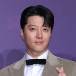 [단독]이동건, 이혼 후 새 사랑 찾았나…미모의 여성과 '길거리...