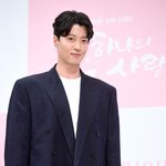 여성과 청담동 데이트…열애설에 침묵 “확인 어렵다”[<b>Oh</b>!쎈 이슈]