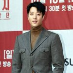 이혼 5년 만에 열애설…여성 <b>허리</b> 감싸며 '데이트' [TEN이슈]