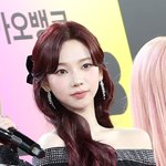 [<b>POP</b>이슈]‘빨간색+2’ 점퍼 입은 카리나, 정치색 논란에 SM과...