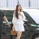 [E포토] 크러쉬 신효섭 레드벨벳 조이, '화이트로 소녀소녀한 공항패션'