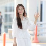 [E포토] 레드벨벳크러쉬 조이, '미소와 함께 조이풀한 손인사'