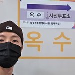 [댓글부탁해] <b>검정</b> 옷 입은 방탄 제이홉, 빨강·파랑 물건 든 이채연…...