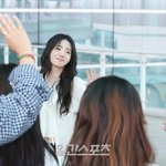 [포토] 신시아, 팬들과 헤어지기 싫어 '아쉬운 <b>표정</b>'