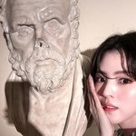 한소희, 예쁘긴 진짜 예뻐…굴욕 없는 <b>근접샷</b>에 송혜교도 '좋아요'