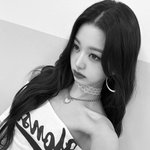장원영, '정치색 논란' 카리나와 다르네…<b>흑백</b> 필터로 오해 칼차단