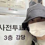 아이유, 용산서 사전투표 참여…무채색 옷 인증