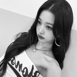 [댓글부탁해] 장원영, 흑백 필터로 ‘정치색’ 칼차단했다…여신 비주얼은...