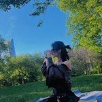 김태리, 올블랙 패션 사이 네잎<b>클로버</b>로 품은 청초미…신예은도 반하겠네