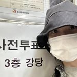 아이유, 사전투표 인증샷 공개… <b>무채색</b> 패션 '눈길'
