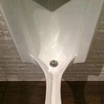 용도를 알 수 없는 <b>소변기</b>