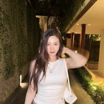 레드벨벳크러쉬 조이, 흰 나시+데님 팬츠..시선 강탈 <b>사복</b>핏[스타IN]