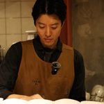 16살 연하 강해림과 열애설 '타격無'…카페 출근+묵묵히 커피 <b>제조</b>