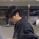 더보이즈 <b>주연</b> 가방에 파란 장식 달고 다니는데